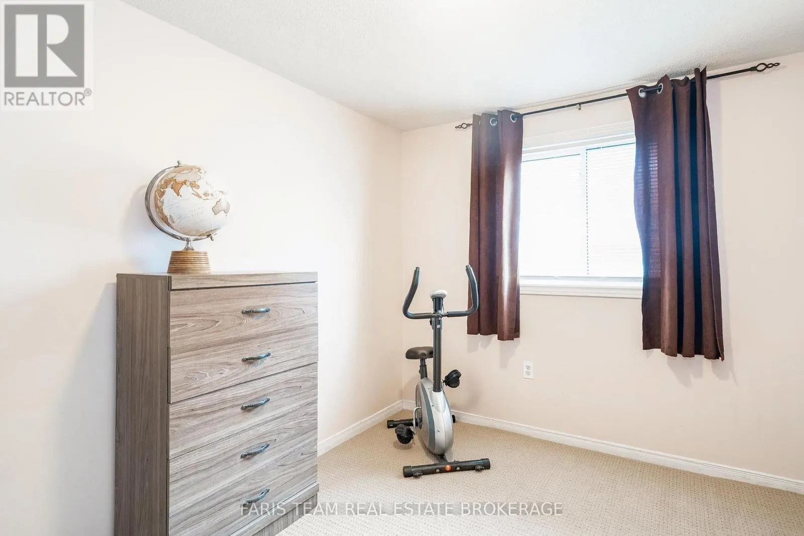 24 LAURIE CRESCENT