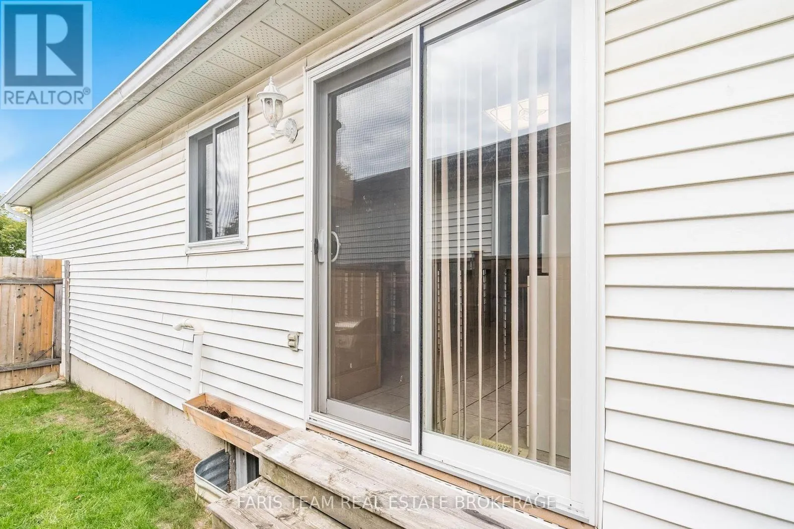 24 LAURIE CRESCENT