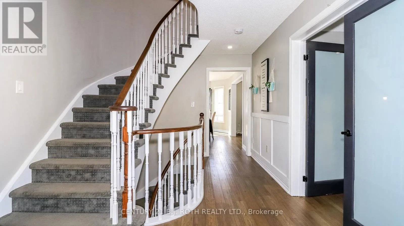 61 BARWICK DRIVE W