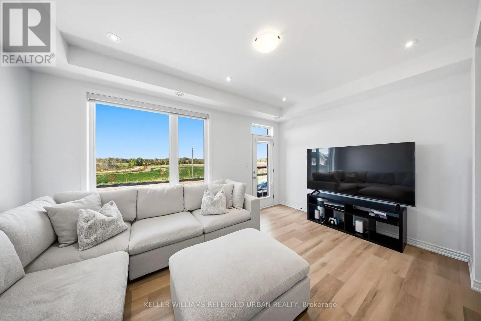 61 VINEWOOD CRESCENT