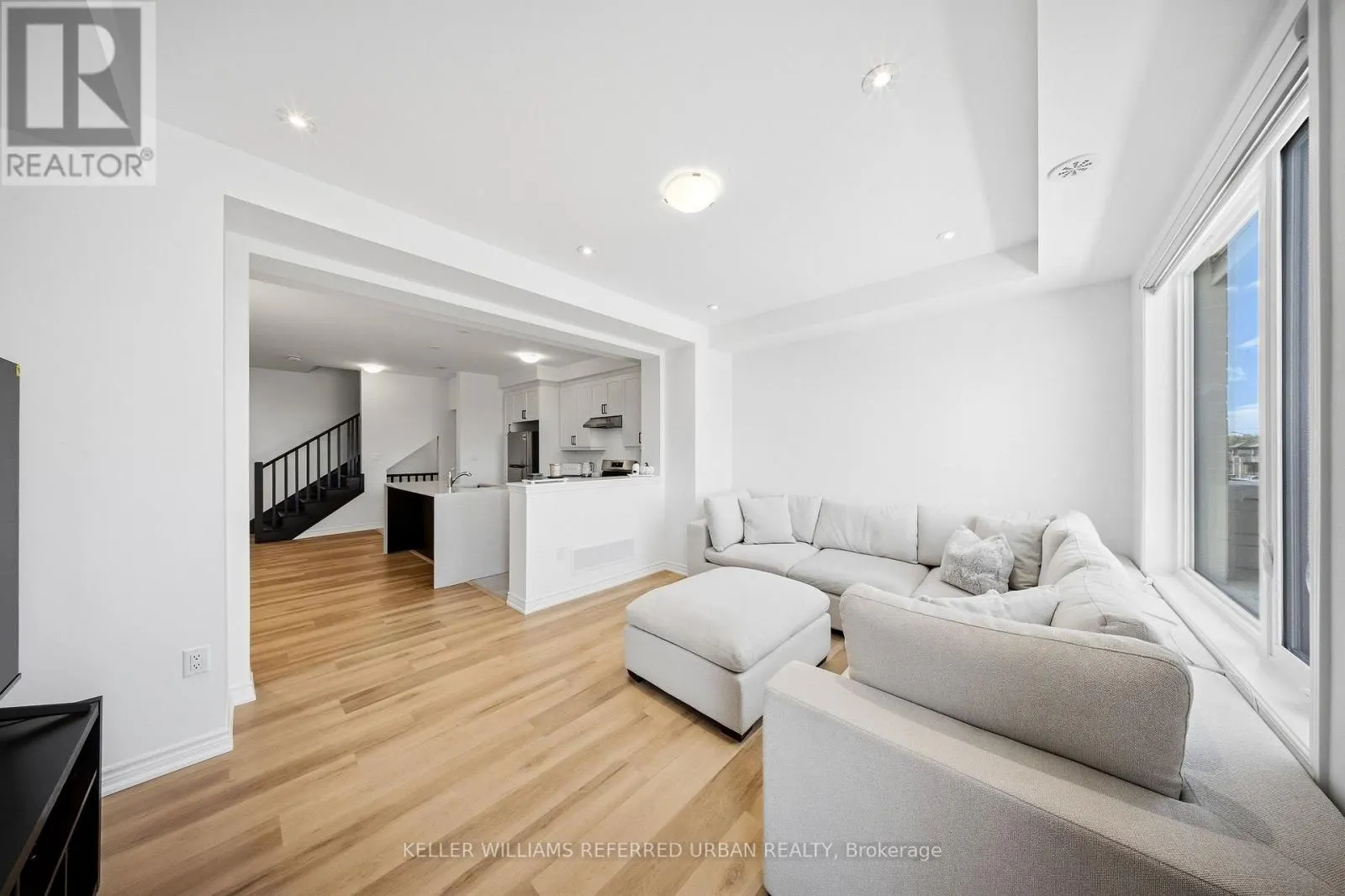 61 VINEWOOD CRESCENT