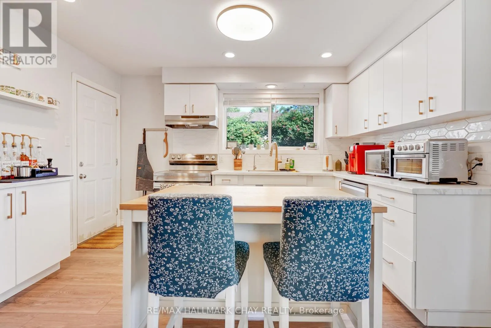 UPPER - 11 DAPHNE CRESCENT