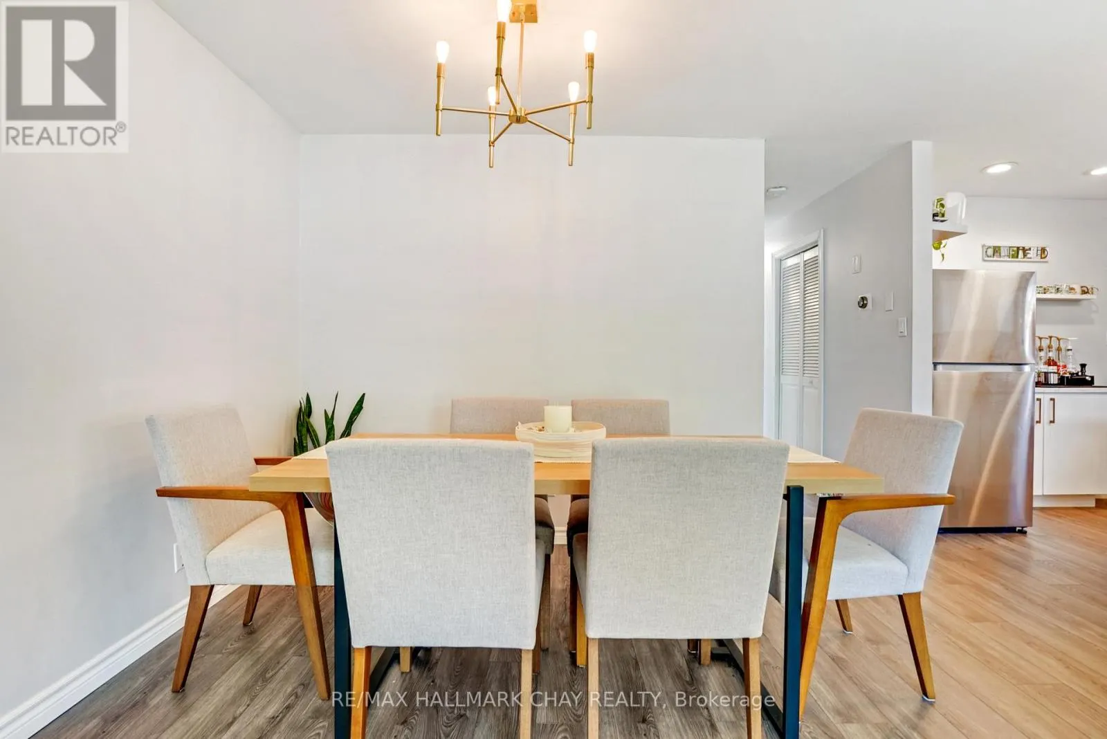 UPPER - 11 DAPHNE CRESCENT
