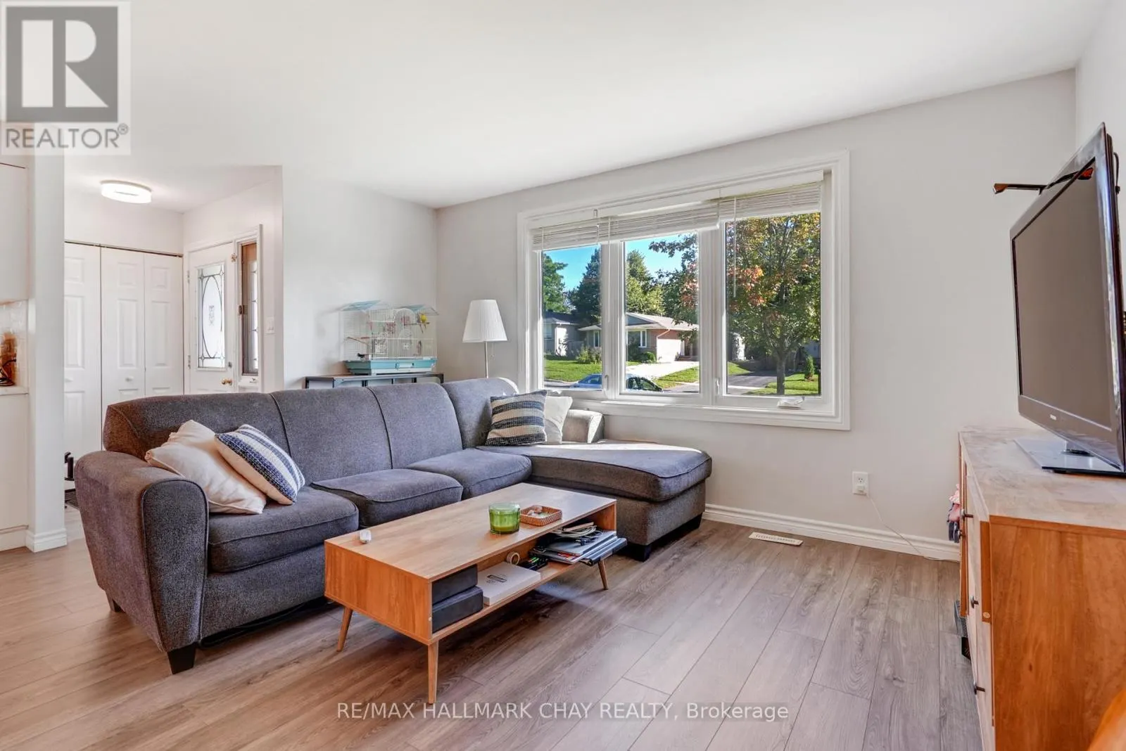 UPPER - 11 DAPHNE CRESCENT