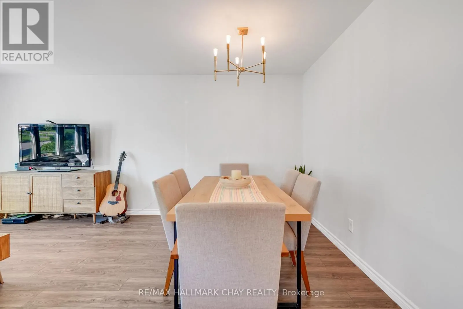 UPPER - 11 DAPHNE CRESCENT
