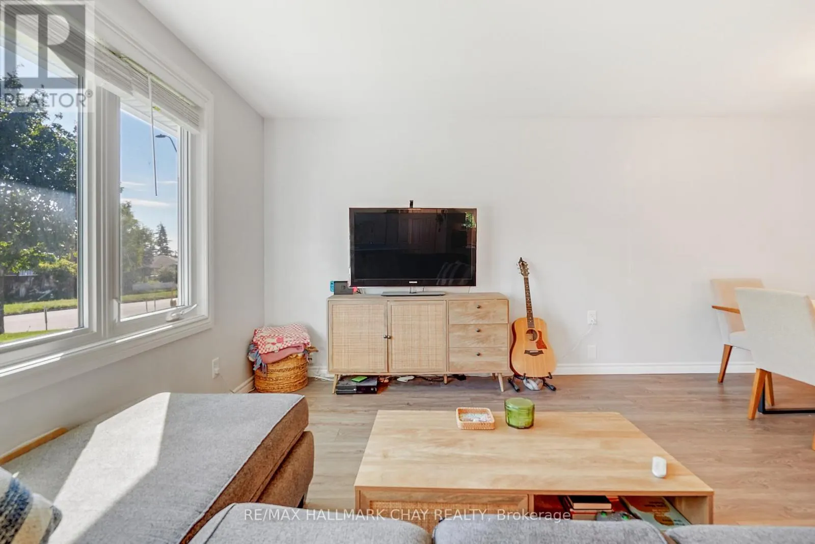 UPPER - 11 DAPHNE CRESCENT