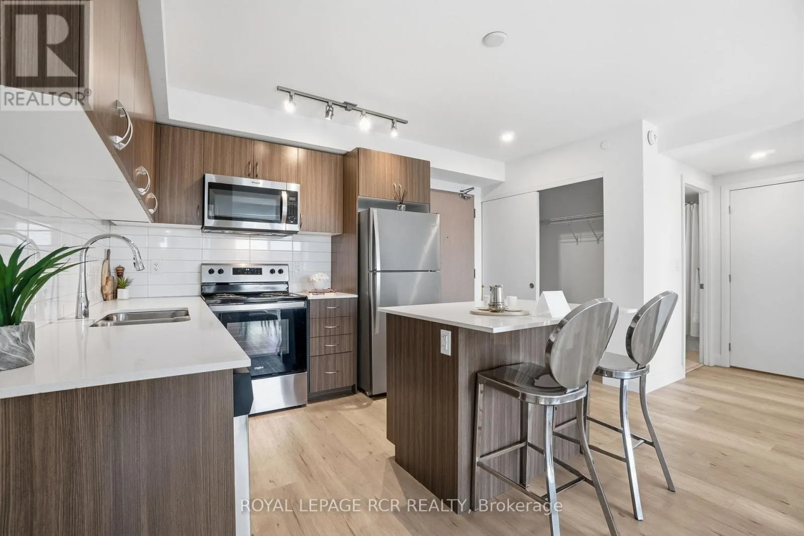 808 - 58 LAKESIDE TERRACE