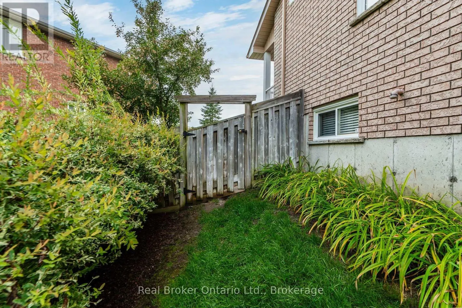 140 SOUTHWINDS CRESCENT