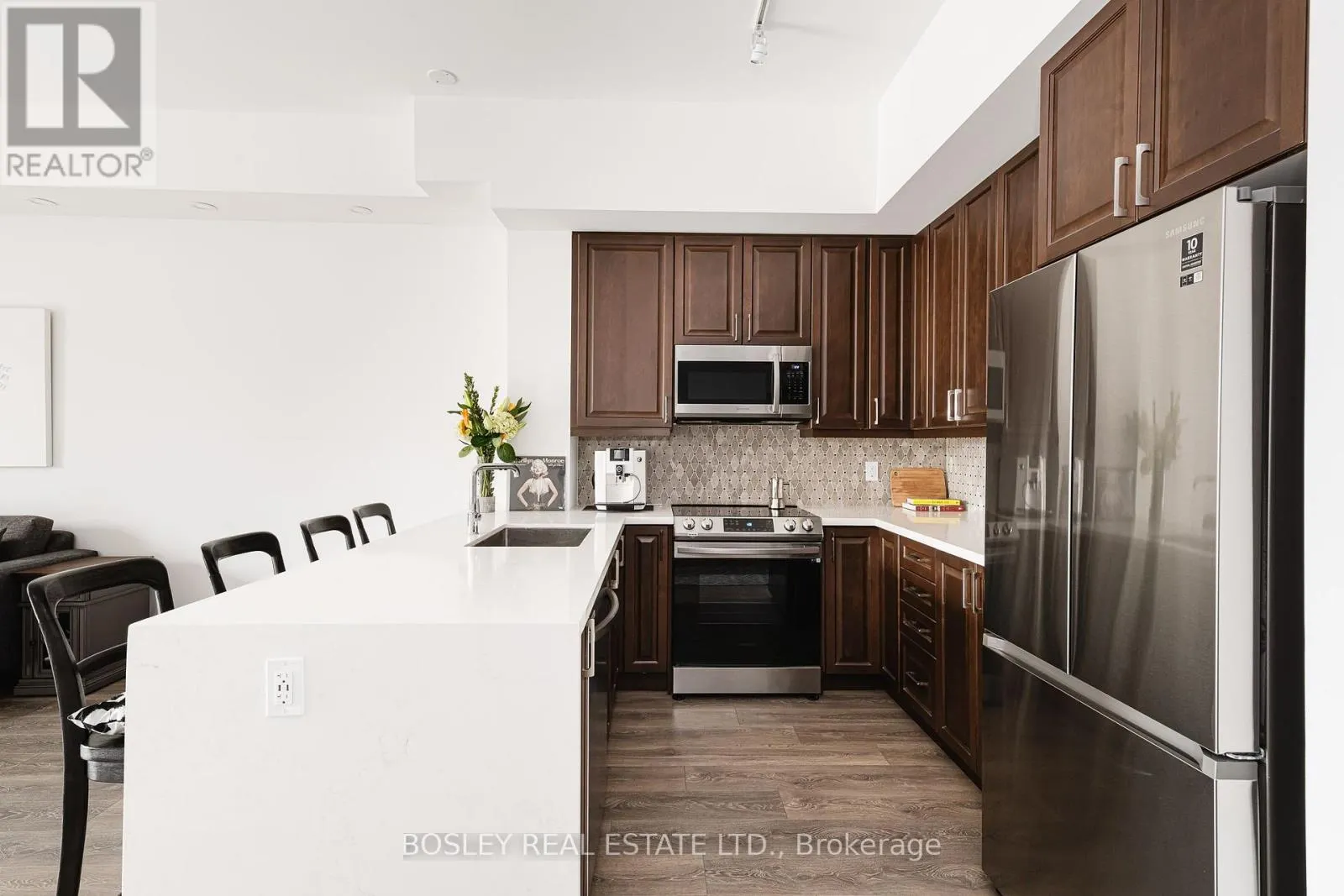 310 - 1 HUME STREET S