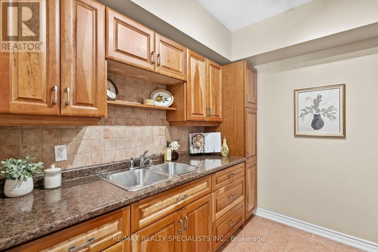 408 - 41 FERNDALE DRIVE S
