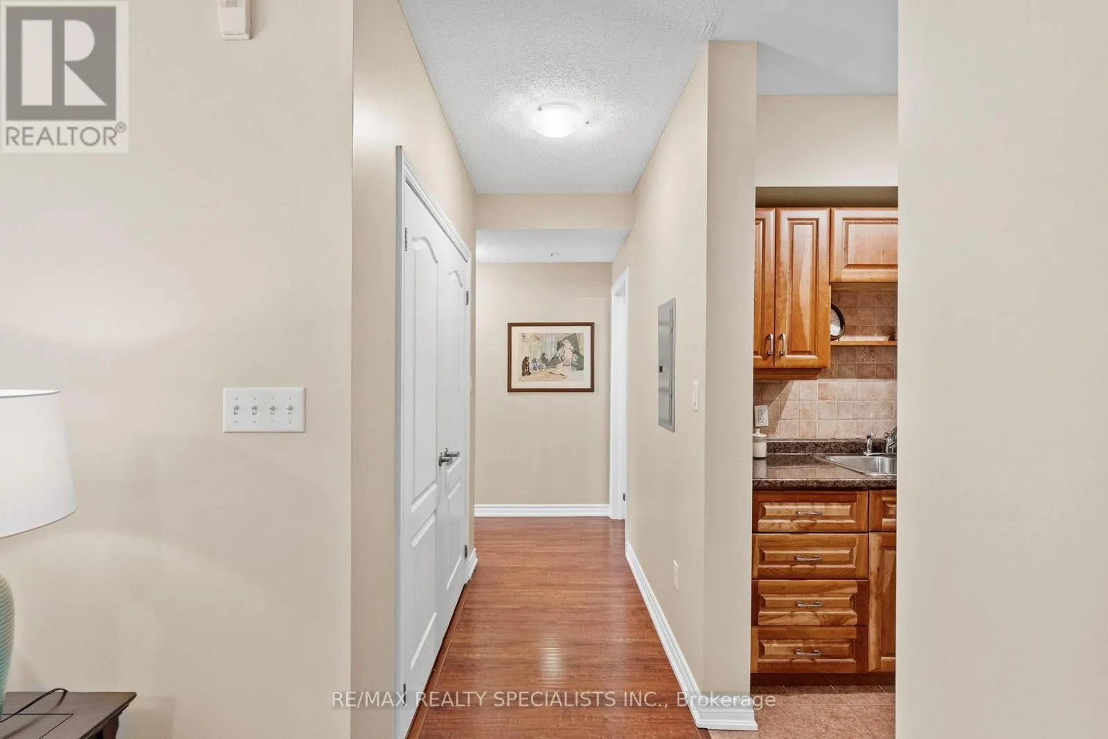 408 - 41 FERNDALE DRIVE S