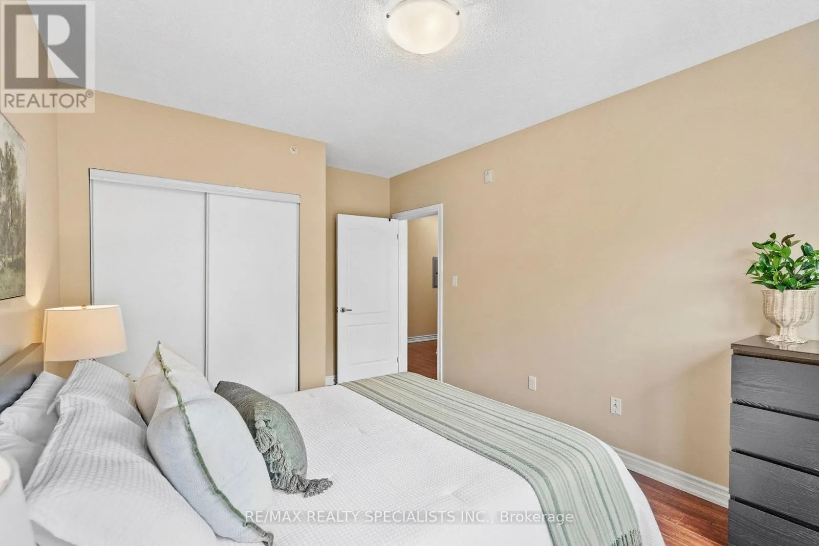 408 - 41 FERNDALE DRIVE S
