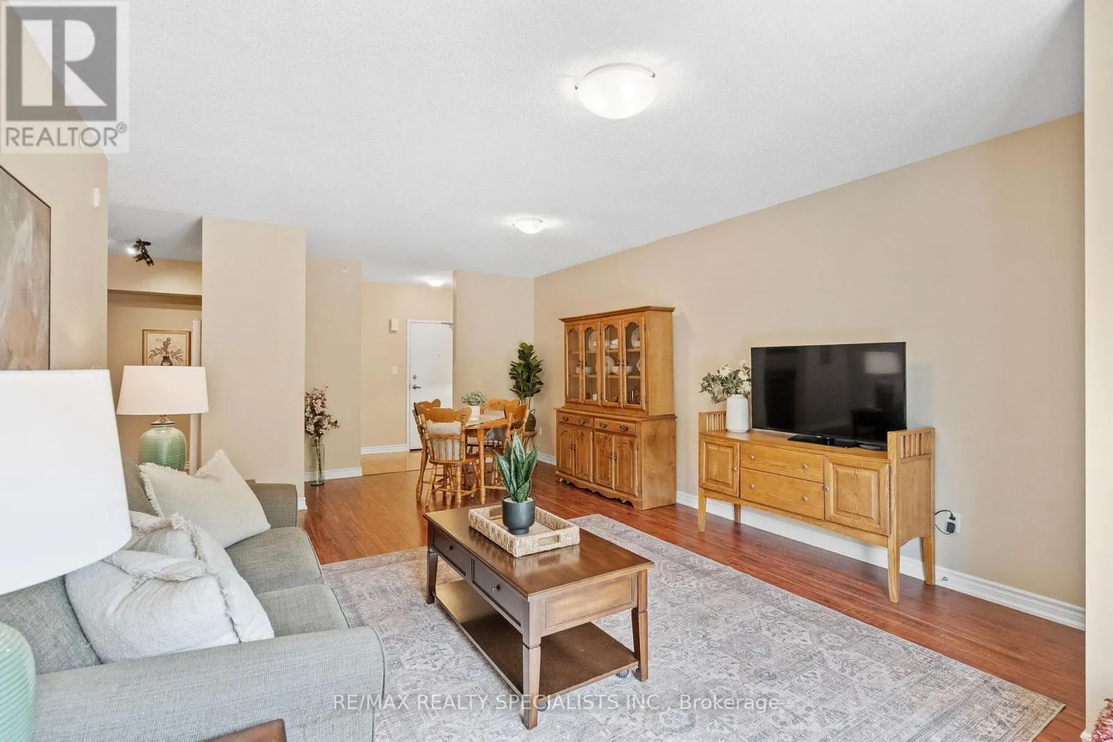 408 - 41 FERNDALE DRIVE S