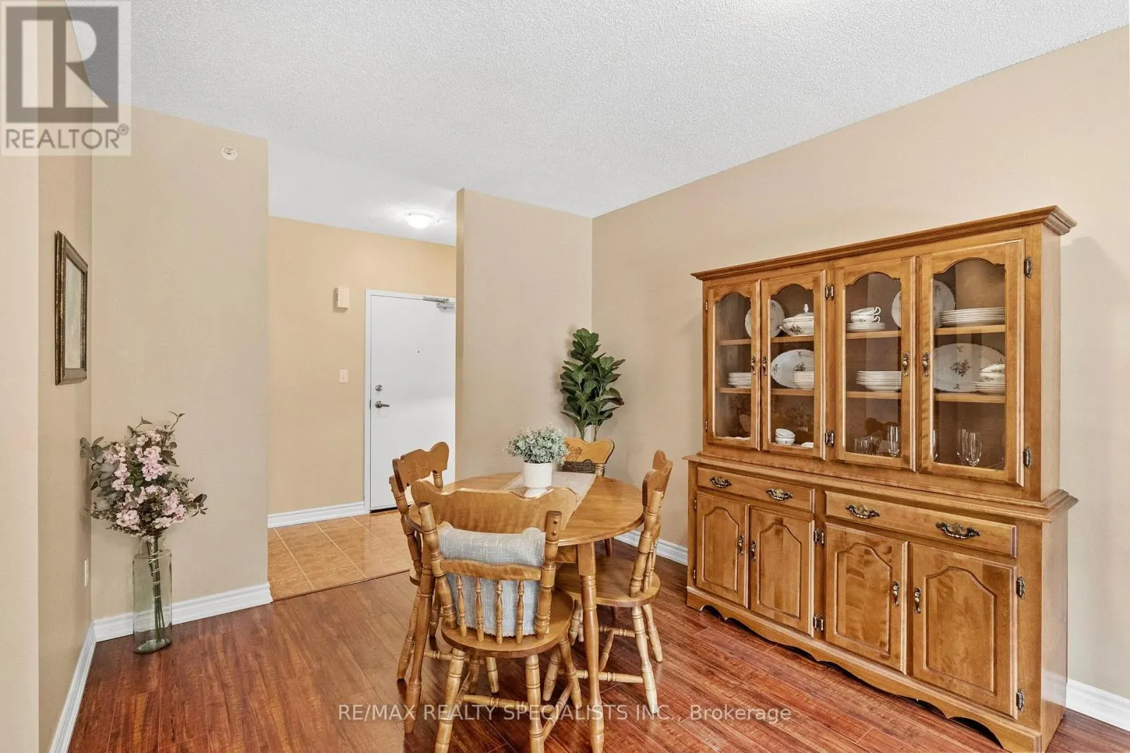 408 - 41 FERNDALE DRIVE S