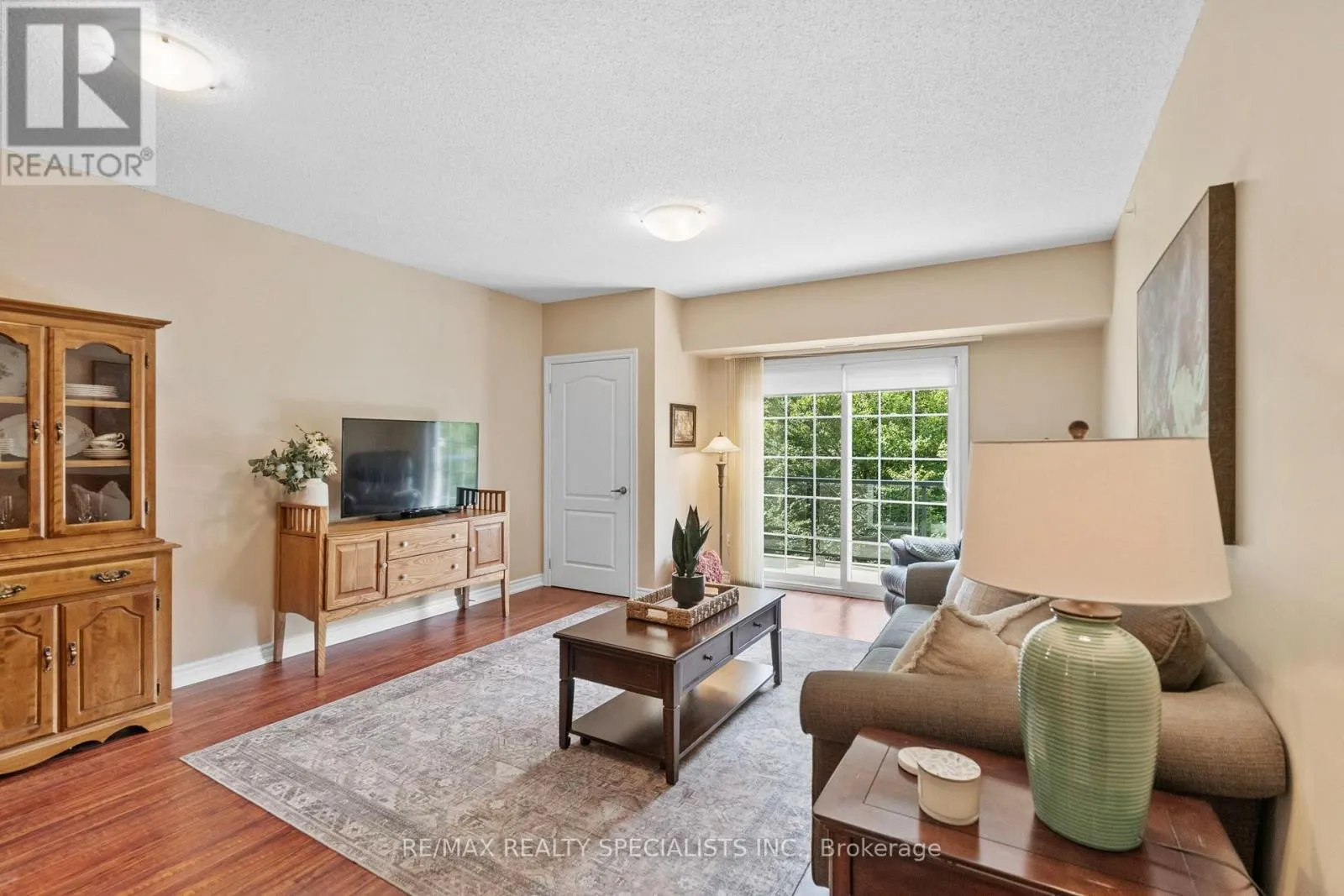 408 - 41 FERNDALE DRIVE S
