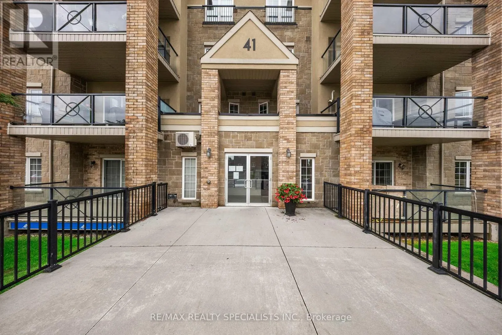 408 - 41 FERNDALE DRIVE S