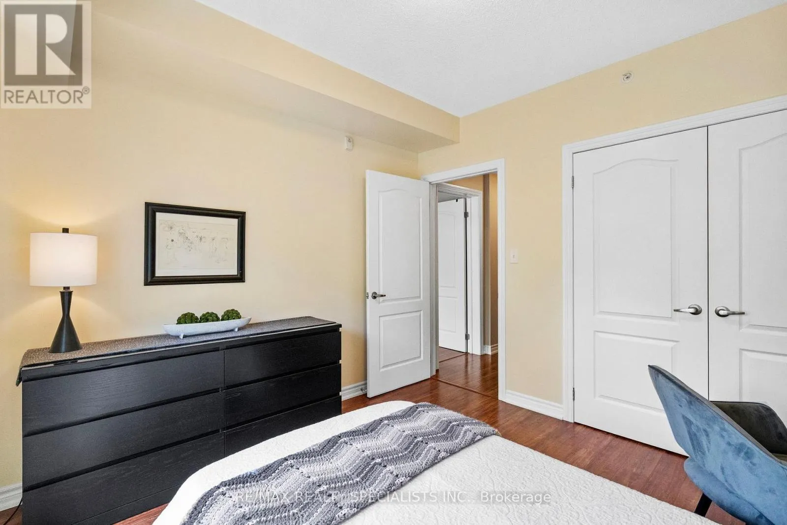 408 - 41 FERNDALE DRIVE S