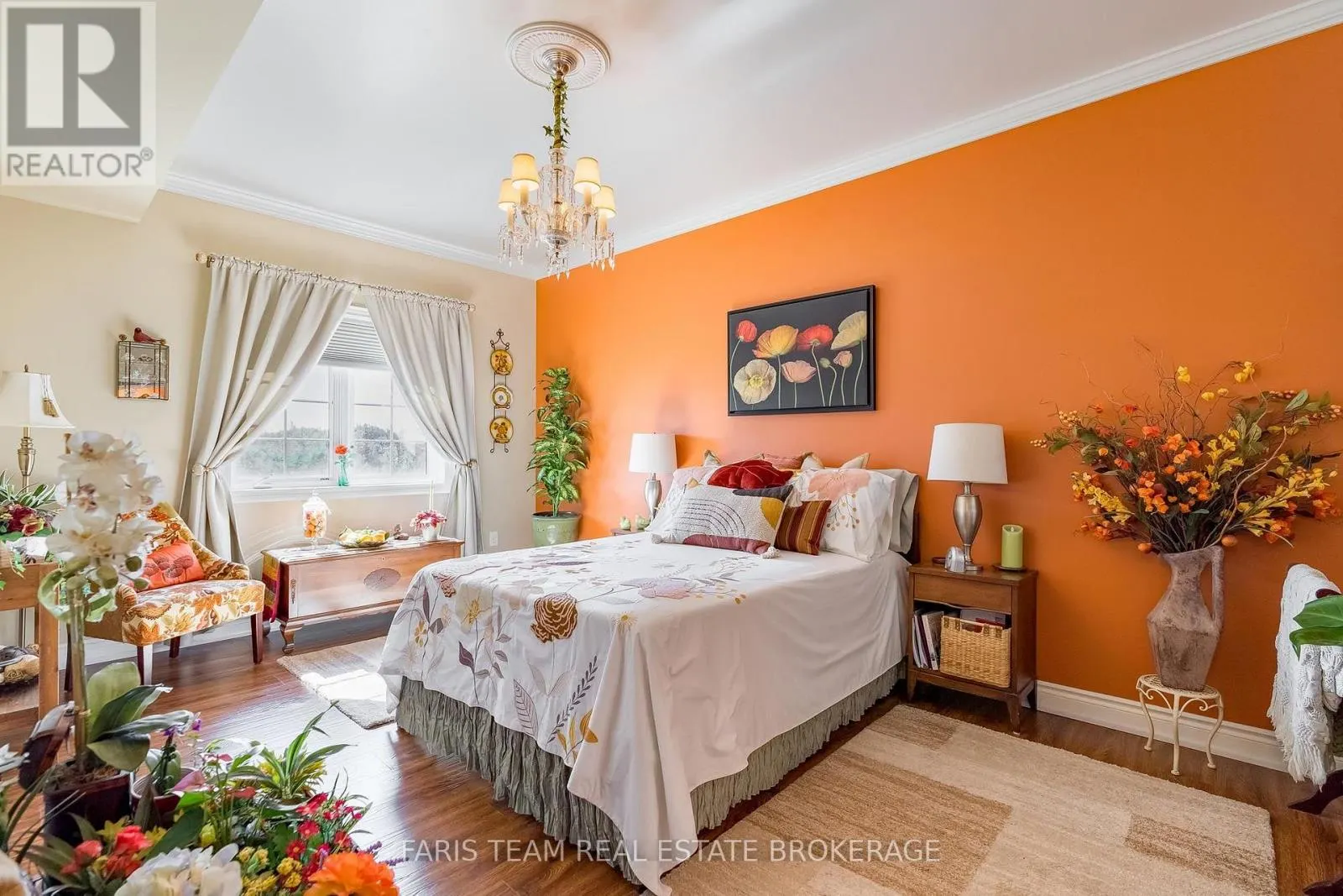 212 - 42 FERNDALE DRIVE S