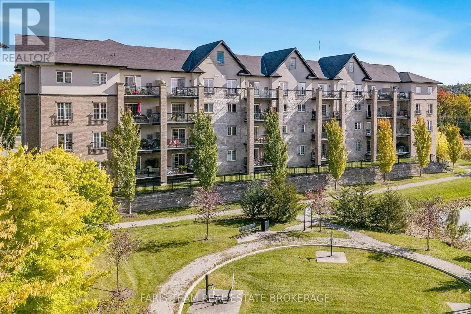 212 - 42 FERNDALE DRIVE S