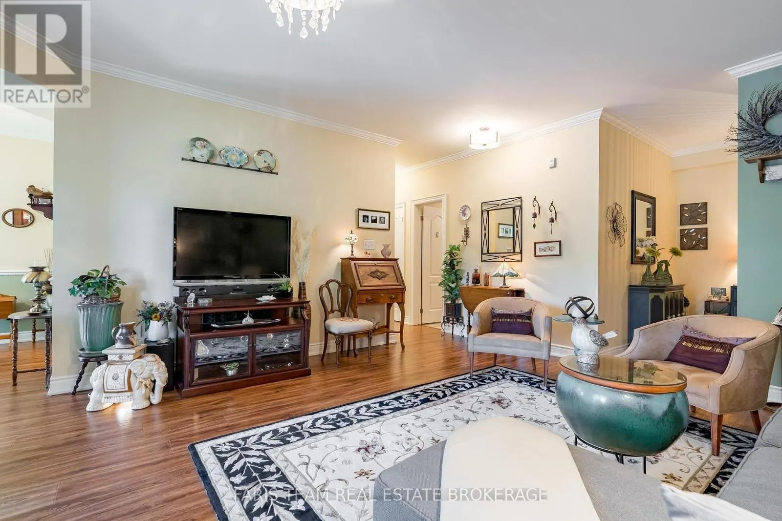 212 - 42 FERNDALE DRIVE S
