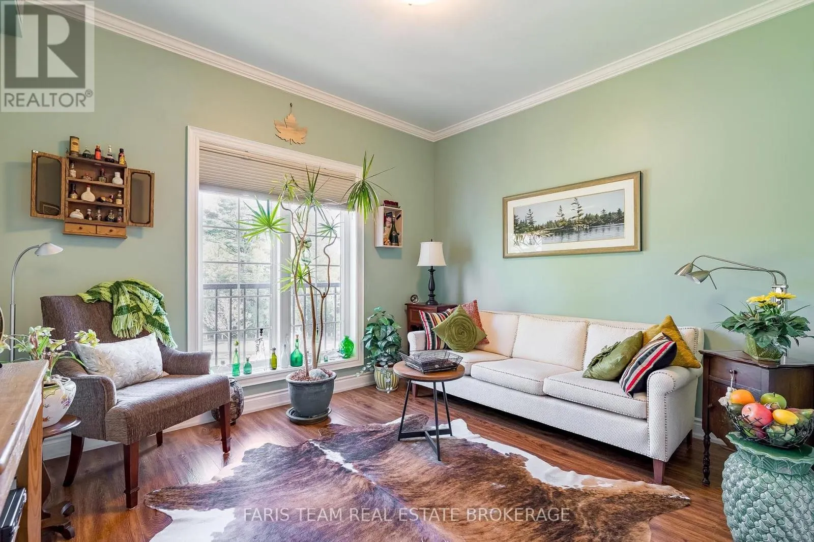 212 - 42 FERNDALE DRIVE S