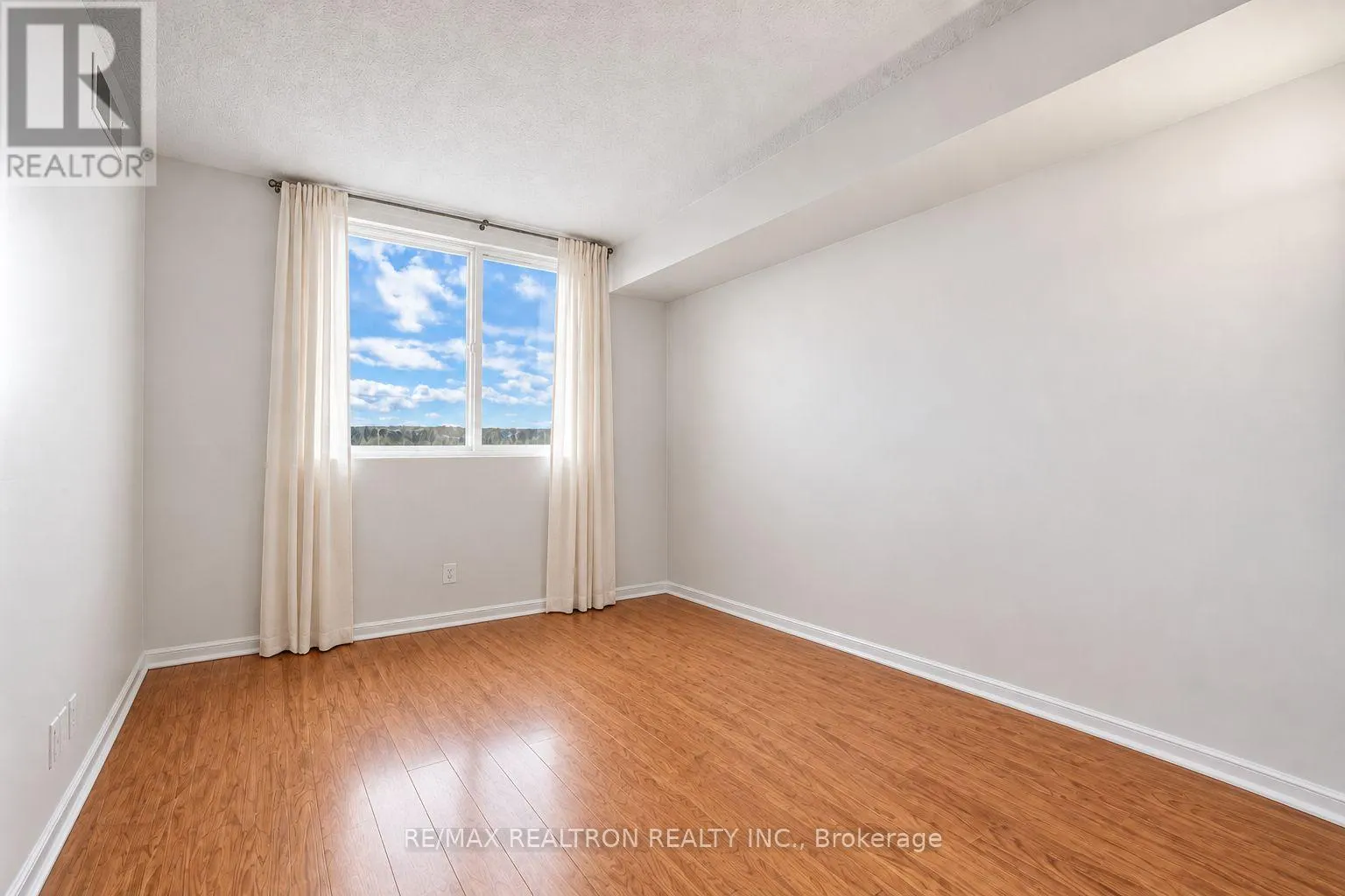 1111 - 75 ELLEN STREET