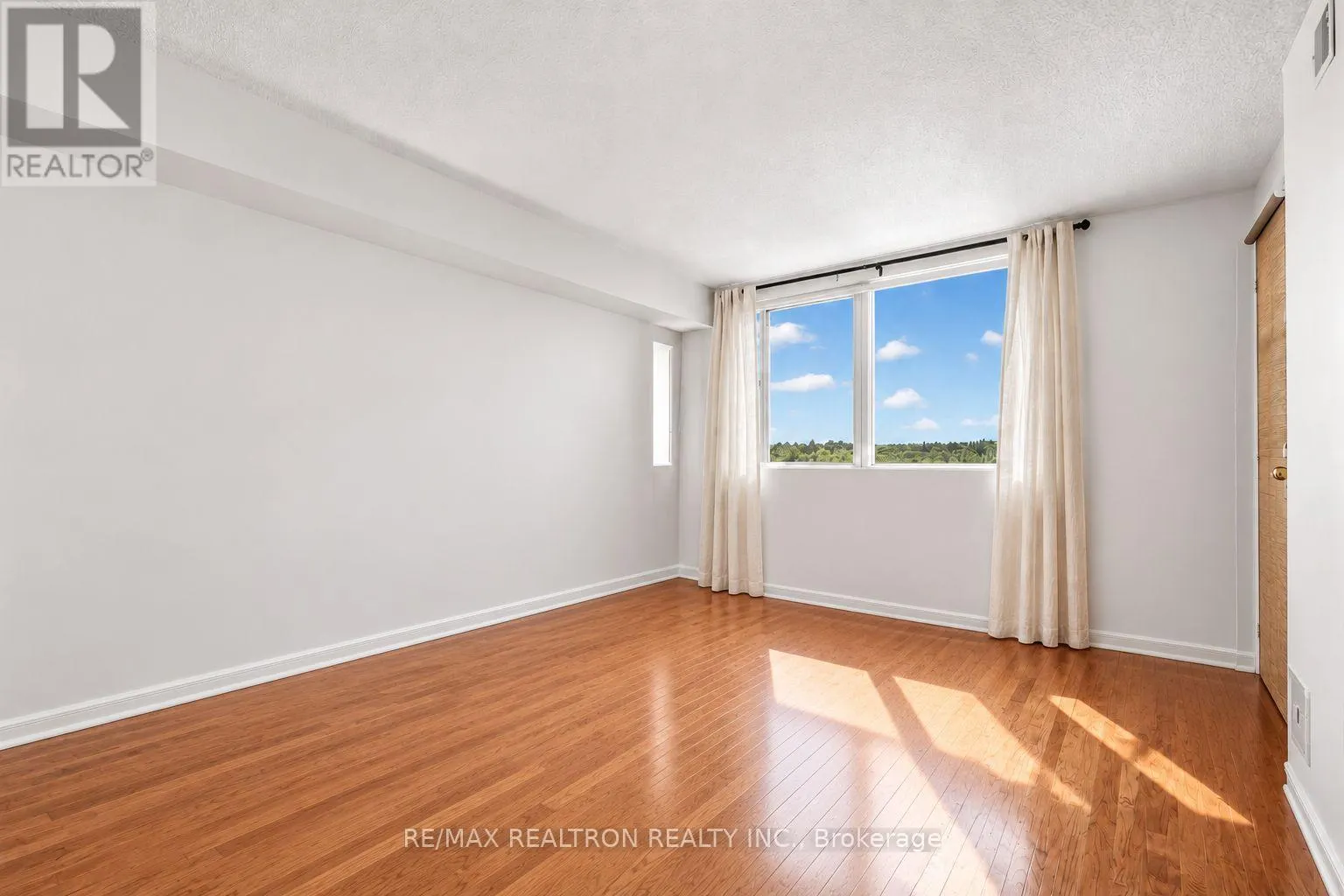 1111 - 75 ELLEN STREET