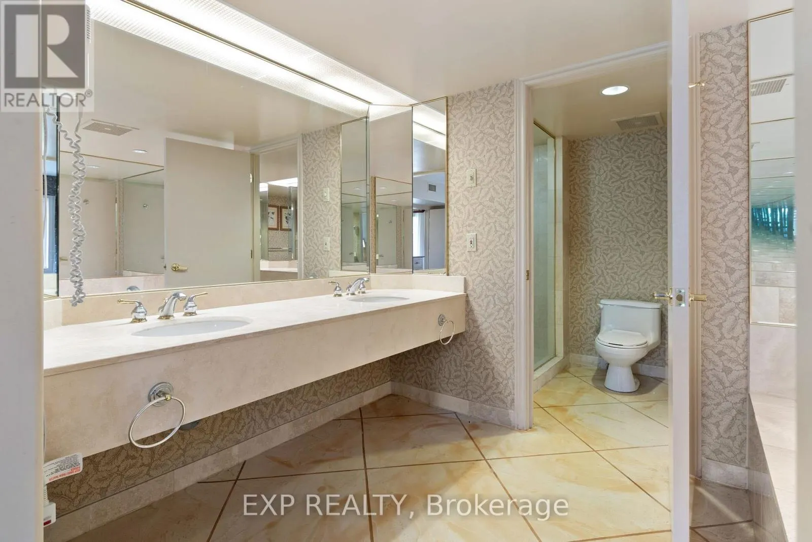 2328/2329 - 90 HIGHLAND DRIVE