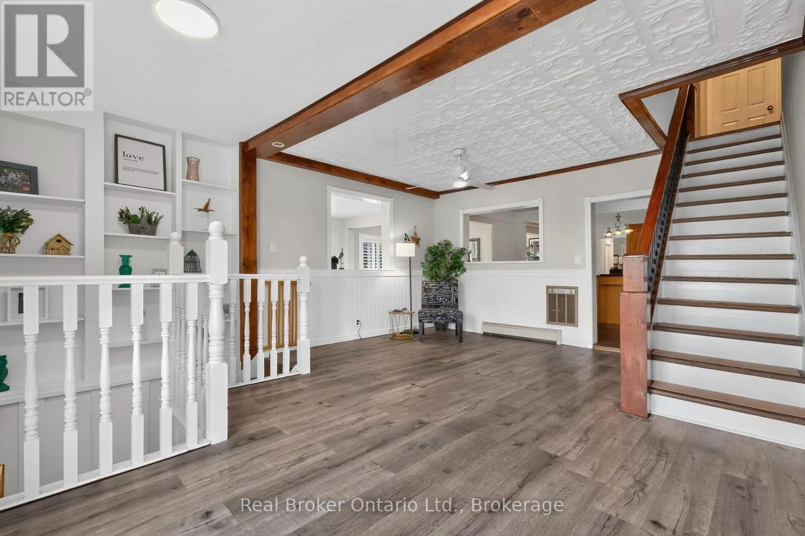 320 LAFONTAINE ROAD W