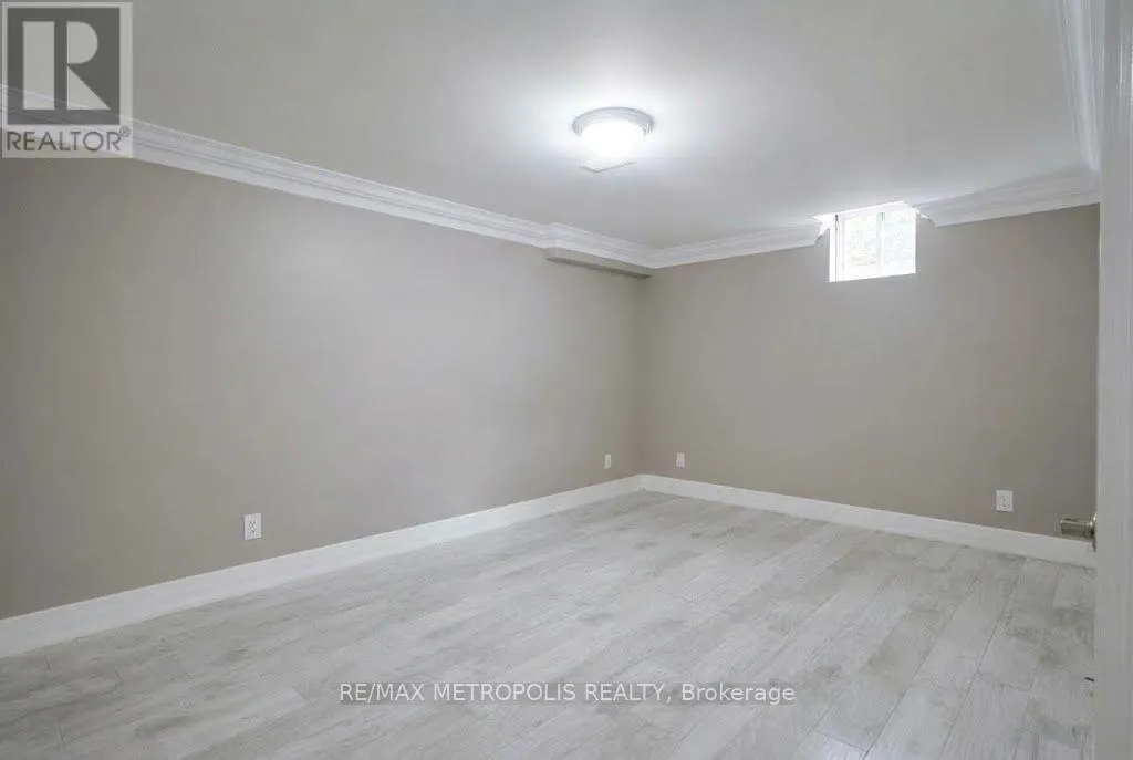 BSMT - 121 LIVINGSTONE STREET E