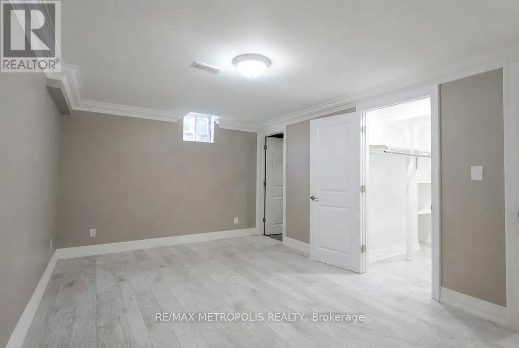 BSMT - 121 LIVINGSTONE STREET E