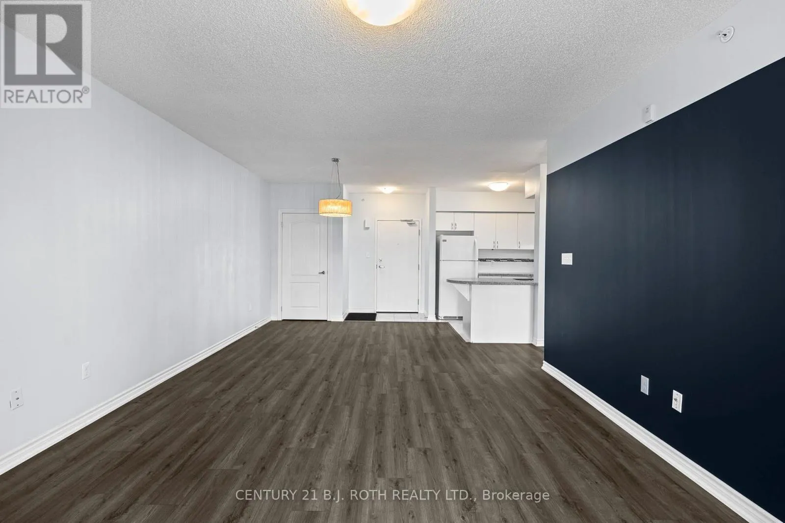 303 - 41 FERNDALE DRIVE S