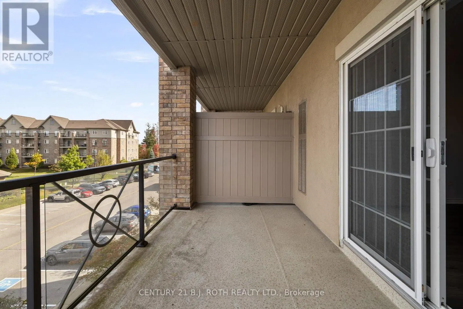 303 - 41 FERNDALE DRIVE S