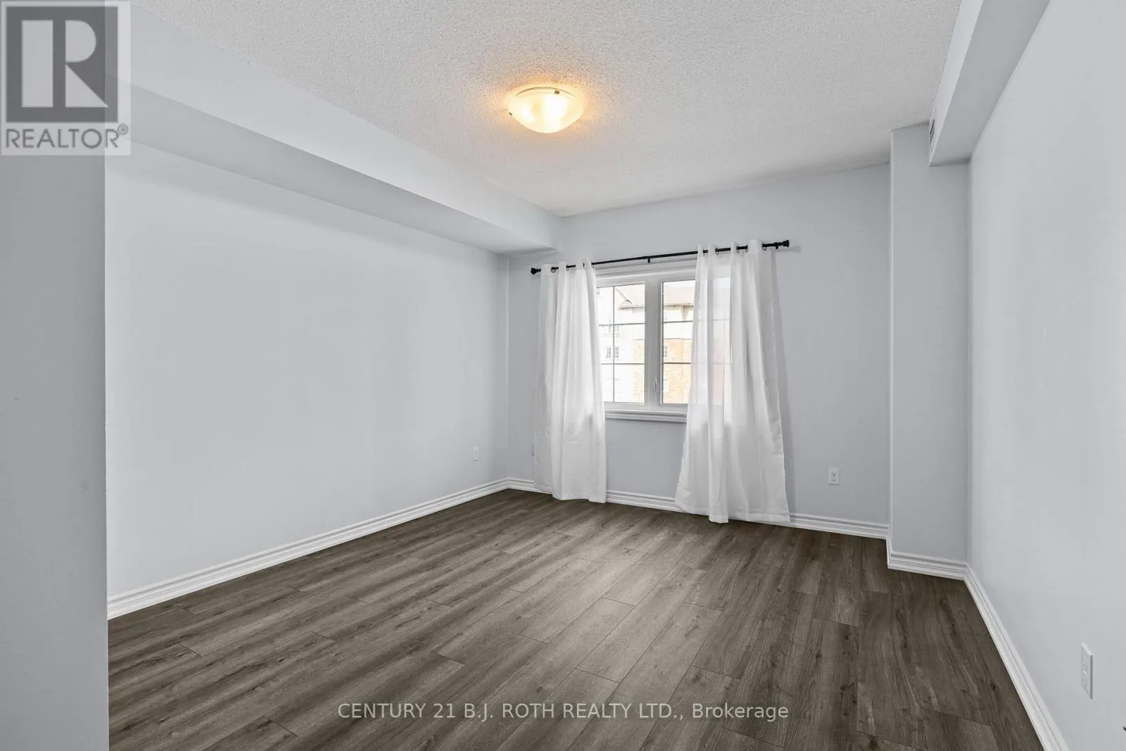 303 - 41 FERNDALE DRIVE S