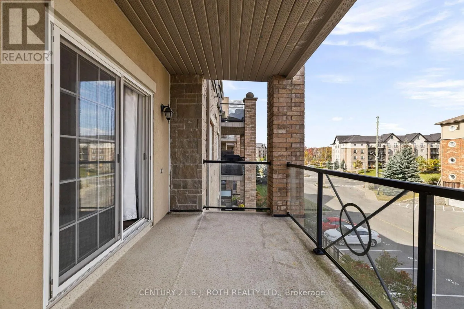 303 - 41 FERNDALE DRIVE S