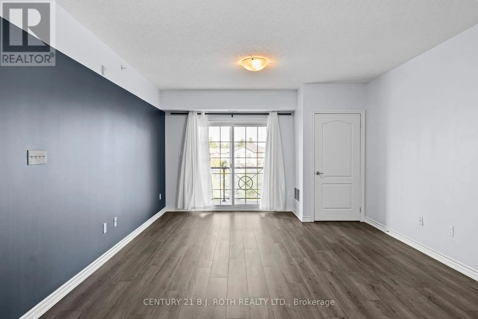 303 - 41 FERNDALE DRIVE S