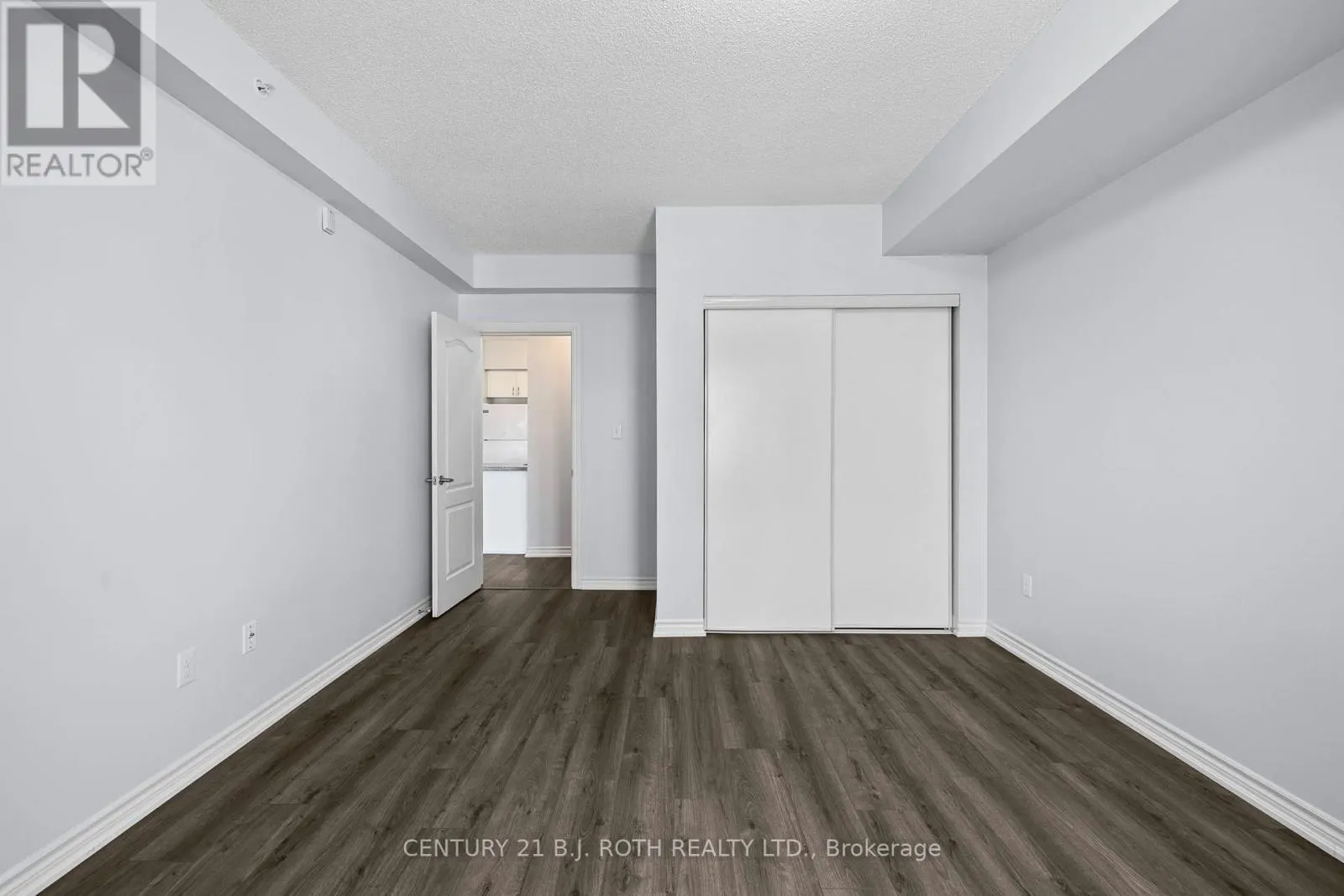 303 - 41 FERNDALE DRIVE S