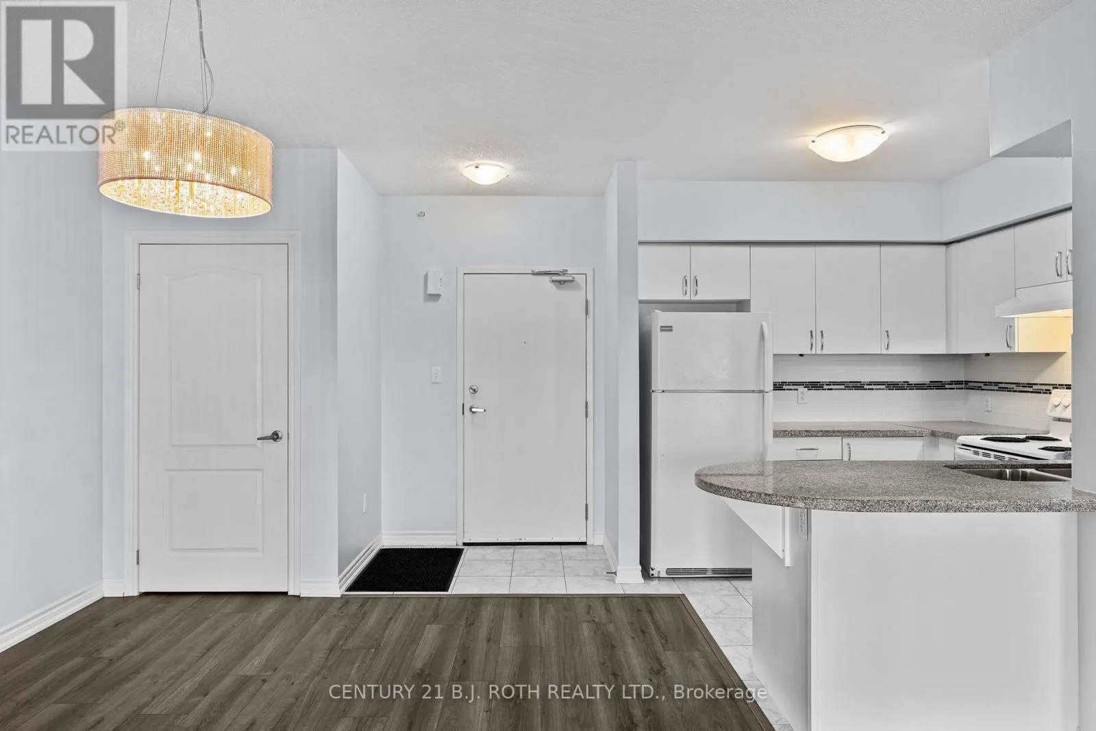 303 - 41 FERNDALE DRIVE S