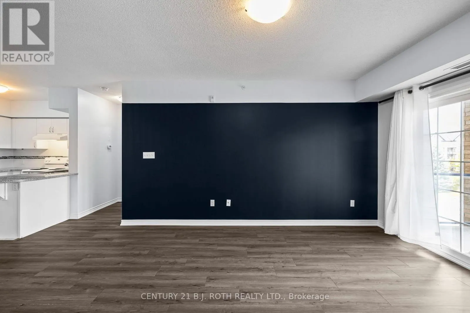 303 - 41 FERNDALE DRIVE S