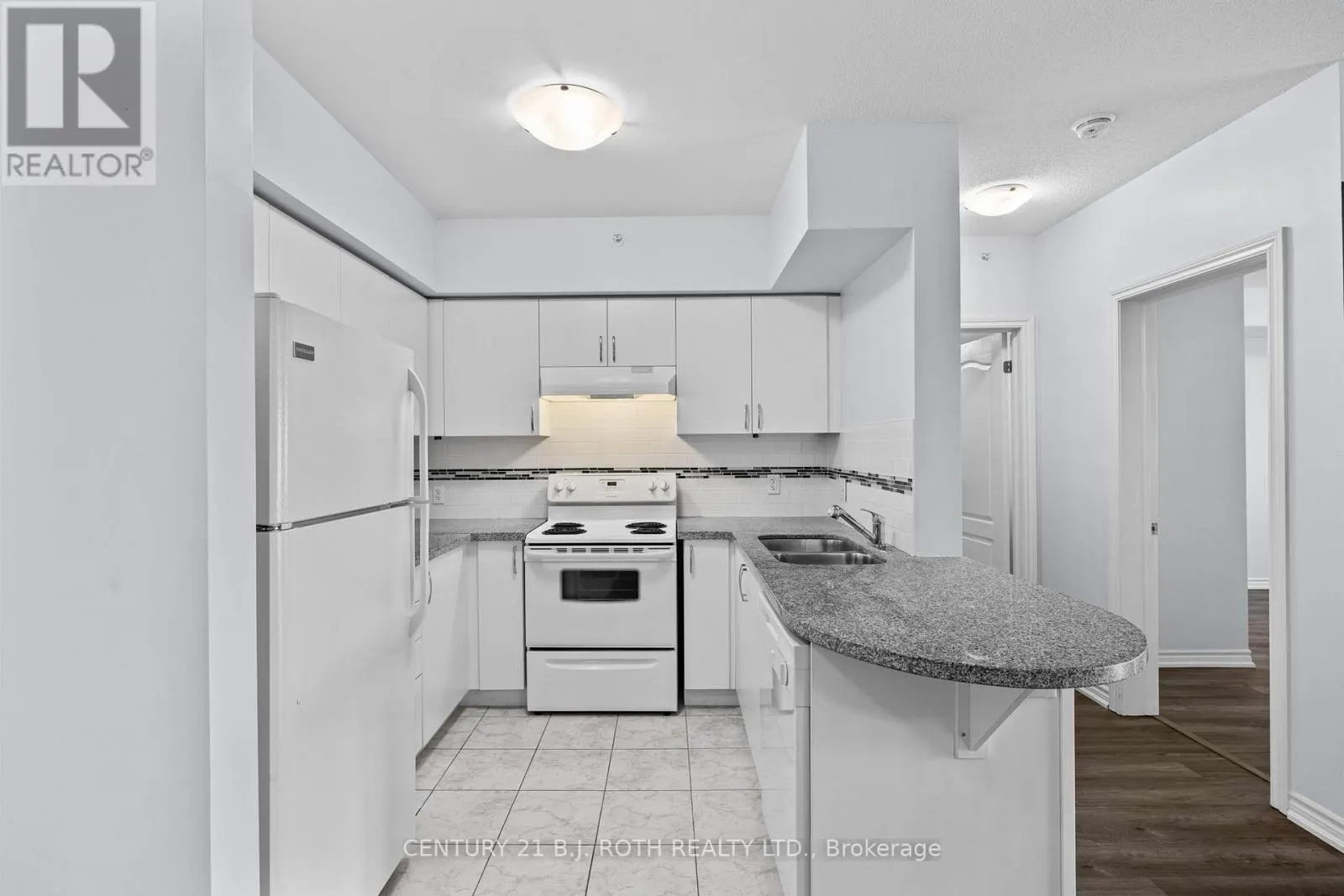 303 - 41 FERNDALE DRIVE S
