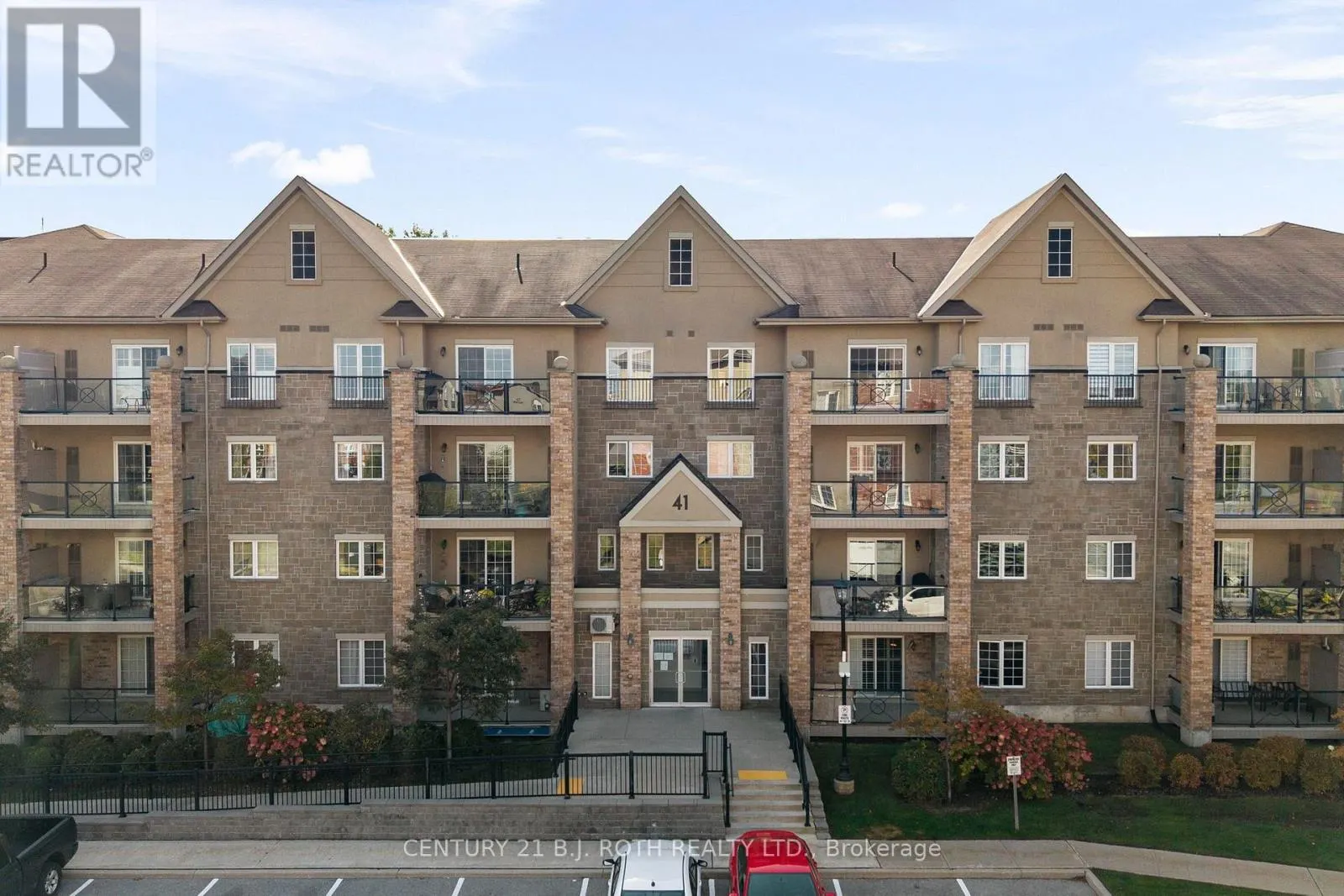 303 - 41 FERNDALE DRIVE S