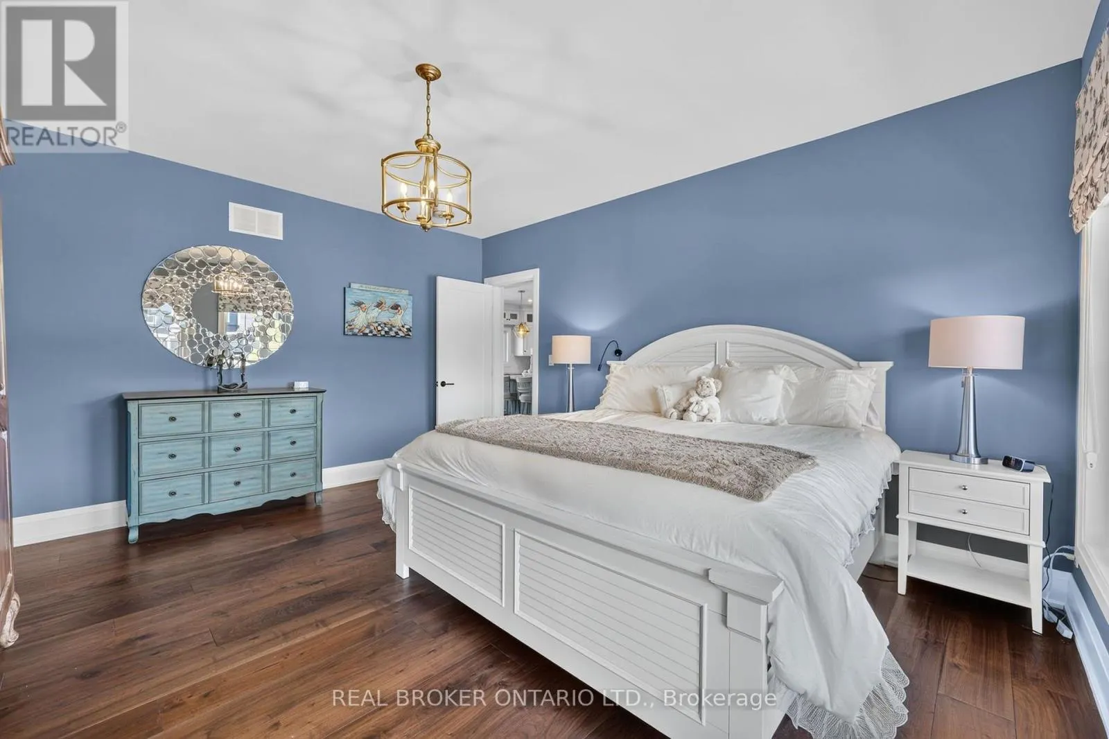 29 THOROUGHBRED DRIVE