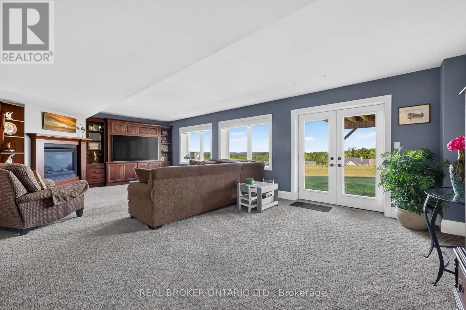 29 THOROUGHBRED DRIVE