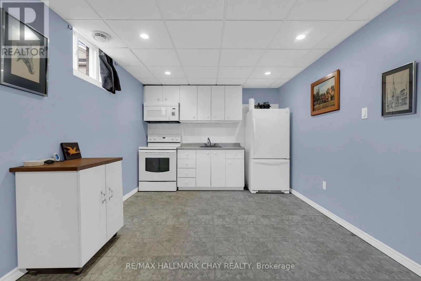 6 WHISPERING PINE PLACE