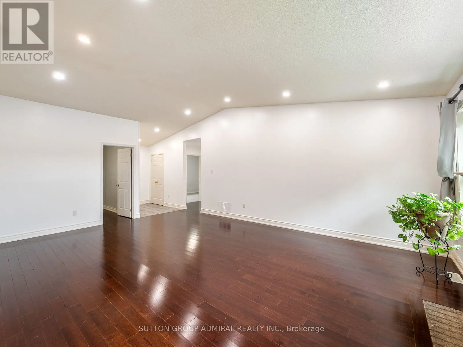 28 HARWOOD DRIVE