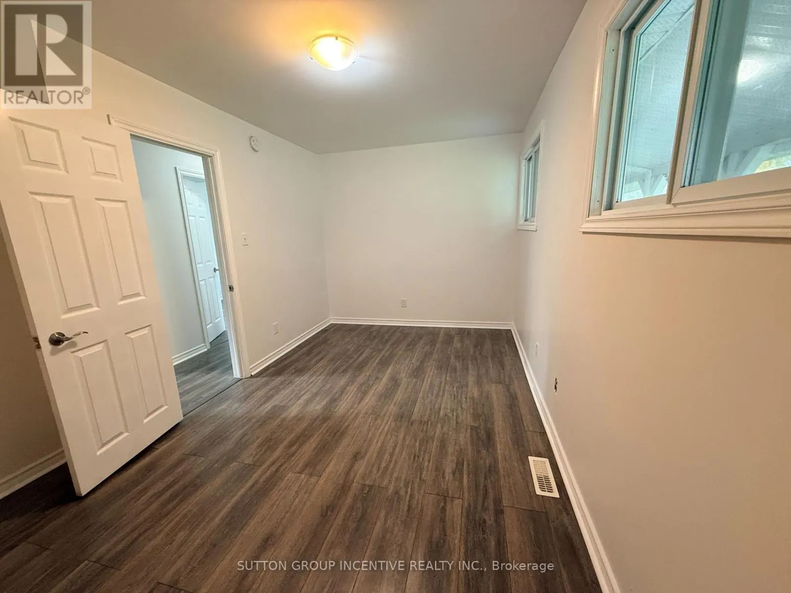 52 GRANDVIEW CRESCENT