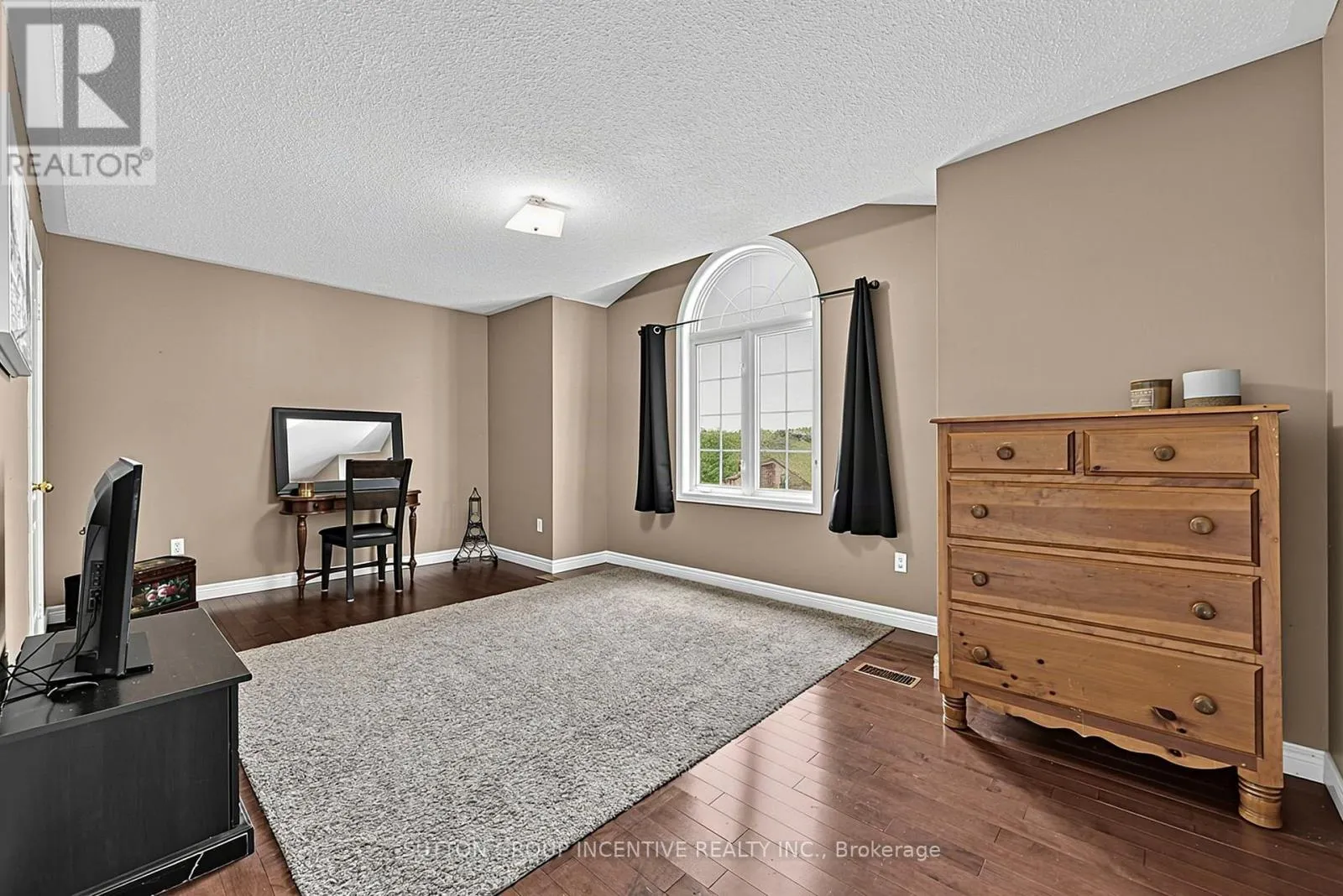 23 PRINCE OF WALES DRIVE
