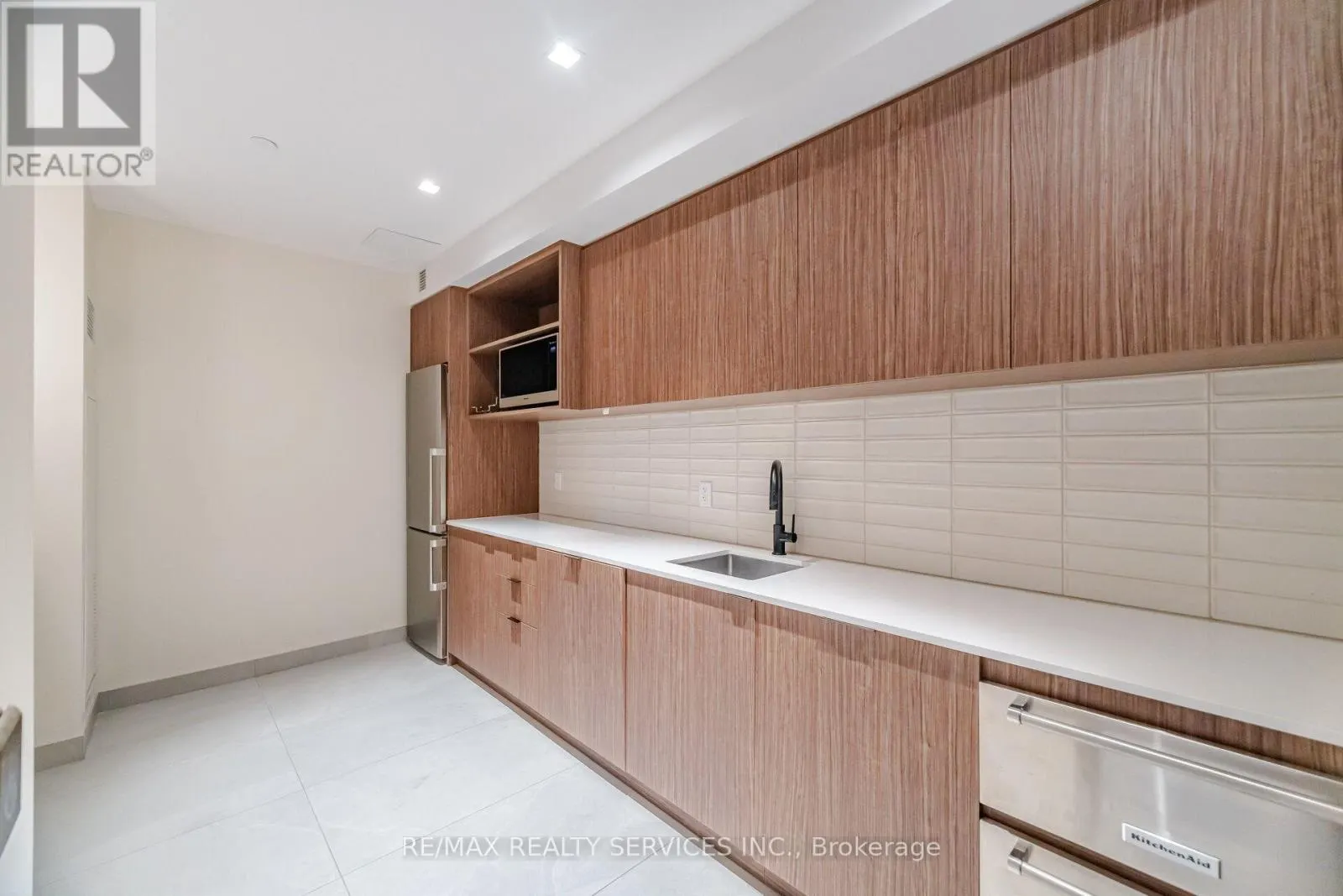 620 - 185 DUNLOP STREET E