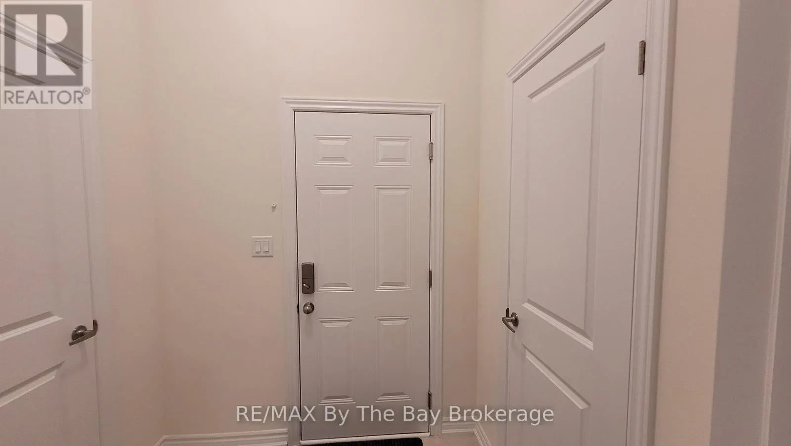 32 ROSANNE CIRCLE
