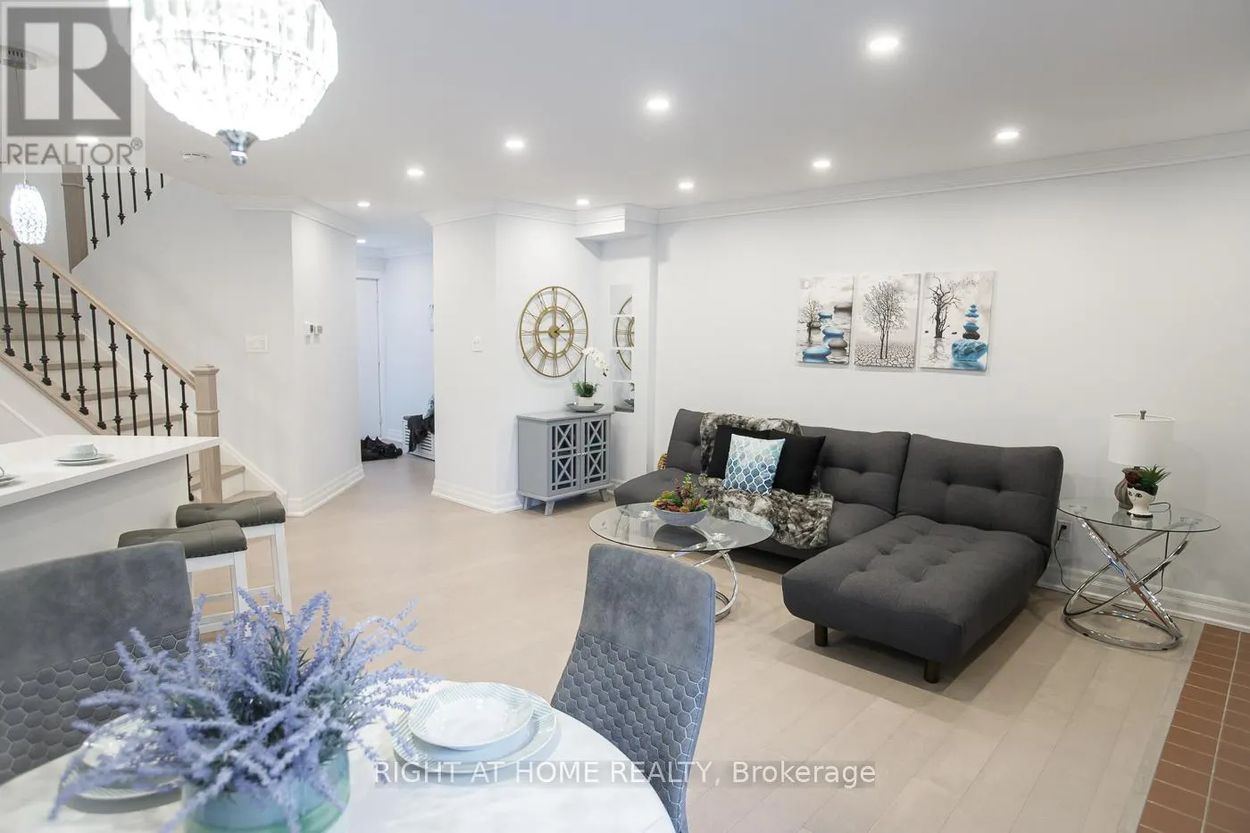 83 - 38 DAWSON DRIVE